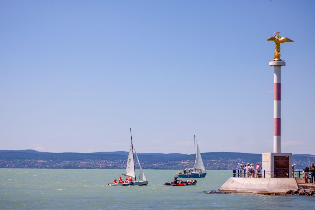 Balaton: Csúcskatamaránok száguldanak a Kékszalag előtt – Sport | Budapest