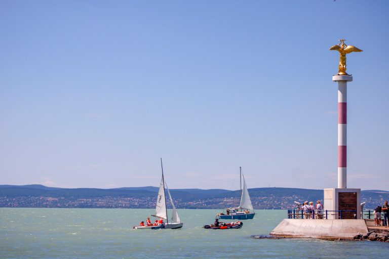 Balaton: Csúcskatamaránok száguldanak a Kékszalag előtt