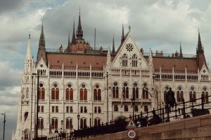 Publicus: a Tisza őrzi vezetését, de Magyar Péter 10 pontot