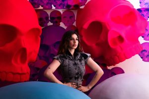 Charli XCX portréja a londoni National Portrait Galleryben