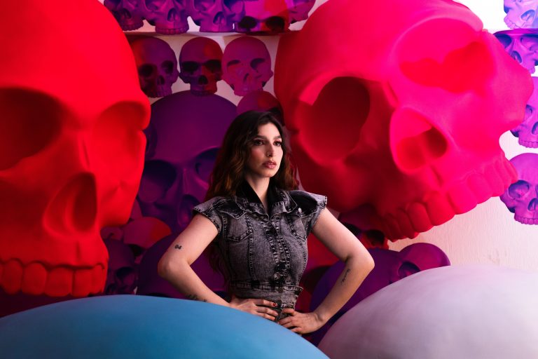 Charli XCX portréja a londoni National Portrait Galleryben
