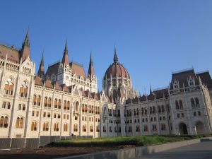 Forsthoffer Ágnes aláírta az iskolakezdési támogatásról szóló