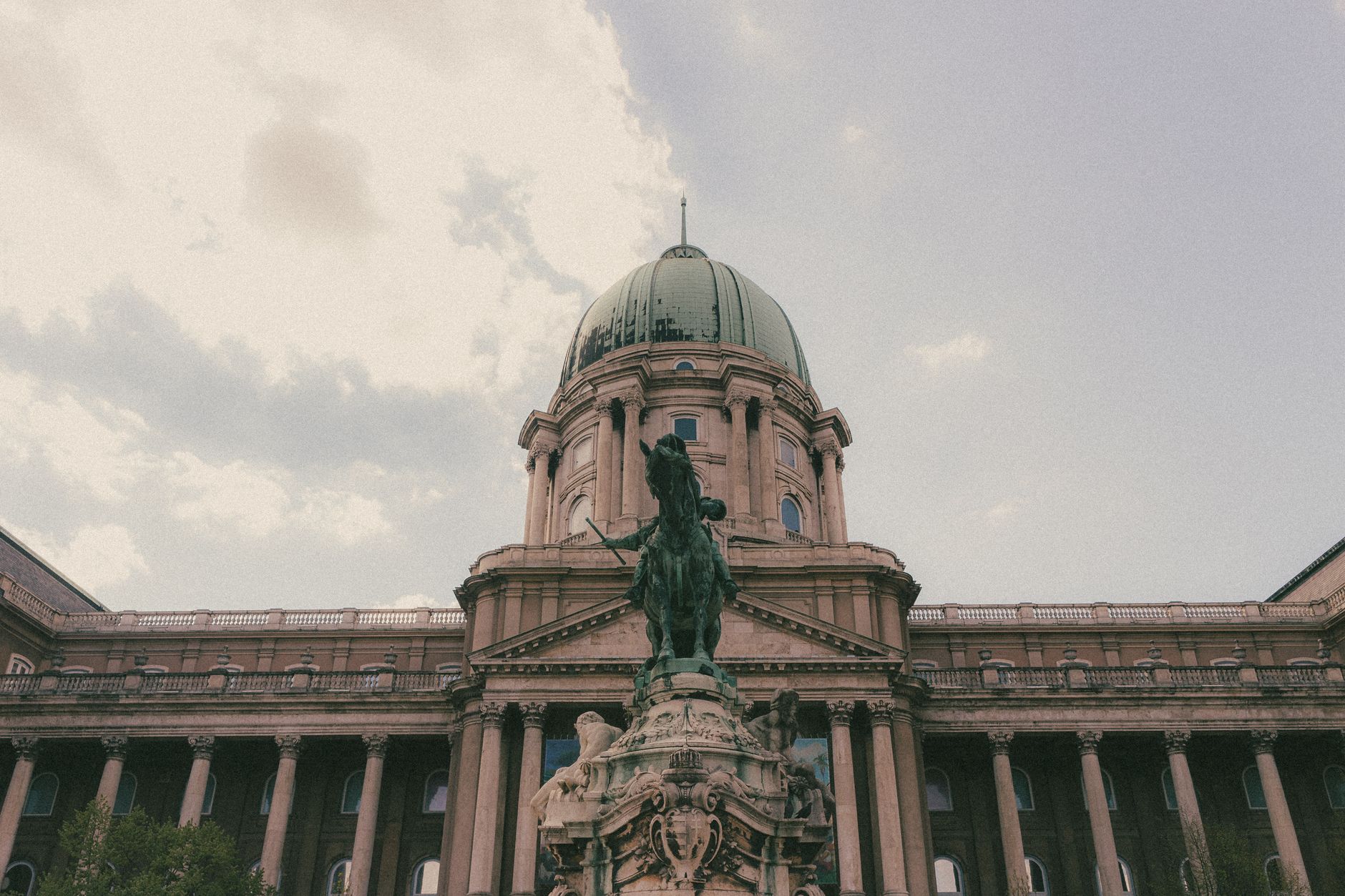 110 éve hódít a kertmozi: a csillagos ég alatti varázs titka – Kultúra | Budapest