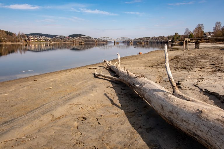 Tisza: Történelmi mélyponton a vízállás, tilos a hamvas temetés