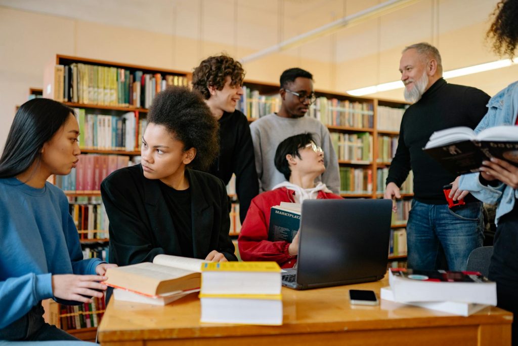 Egyetemi hallgatók könyvtár tanulás