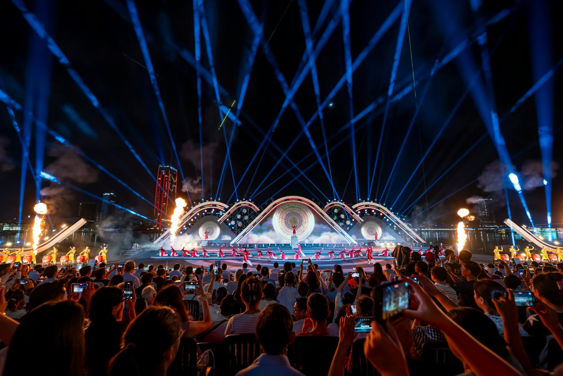 Kulturális fesztivál szabadtéri színpad este