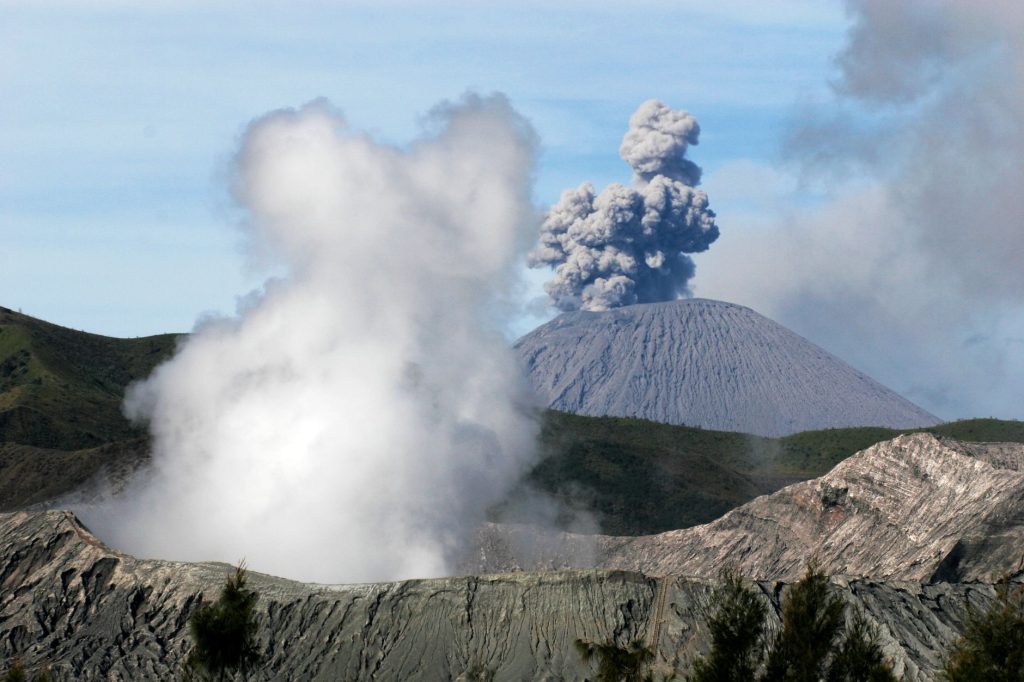 Etna kitört: másfél kilométeres hamufelhő és reptérzár Catania – Foci | Pécs