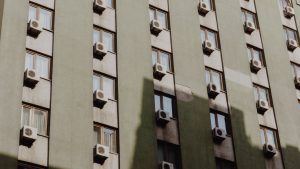 Klíma a társasházban: Hőségriadóban is szigorú szabályok