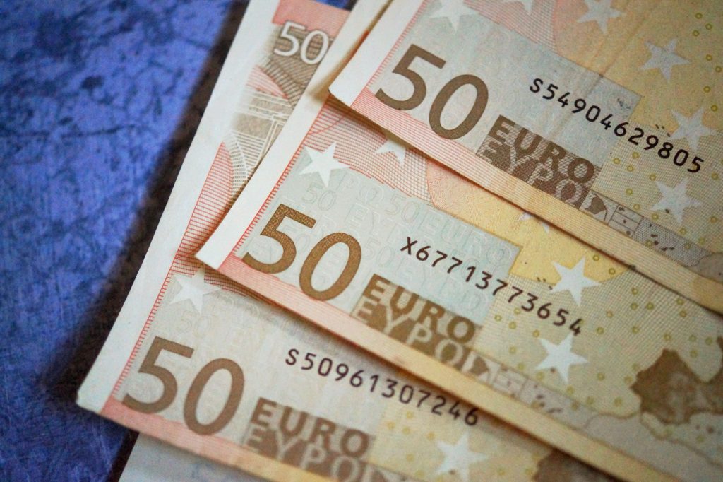 Forint fordulat: Fed döntésre vár a piac, szűk sávban az árfolyam