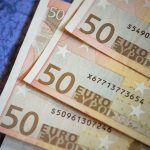 Forint fordulat: Fed döntésre vár a piac, szűk sávban az árfolyam