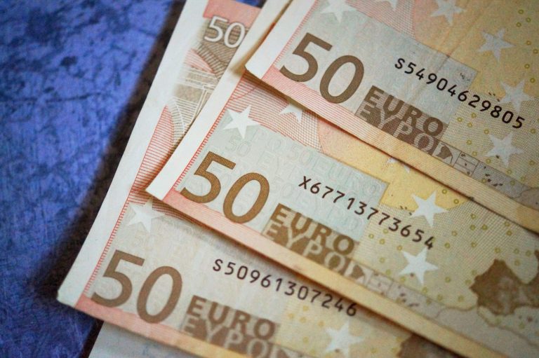 Forint fordulat: Fed döntésre vár a piac, szűk sávban az árfolyam