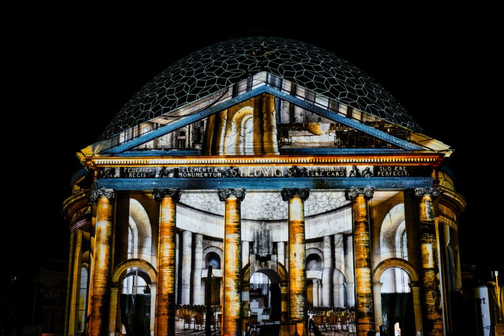 Pécsi székesegyház: Vasarely ihlette fényvarázs a Fényfesztiválon – Kultúra | Pécs