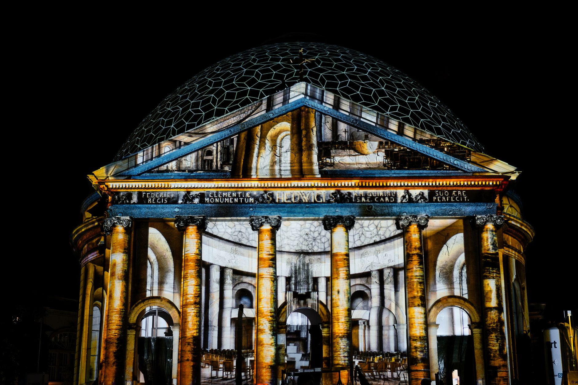 Pécsi székesegyház: Vasarely ihlette fényvarázs a Fényfesztiválon – Kultúra | Pécs