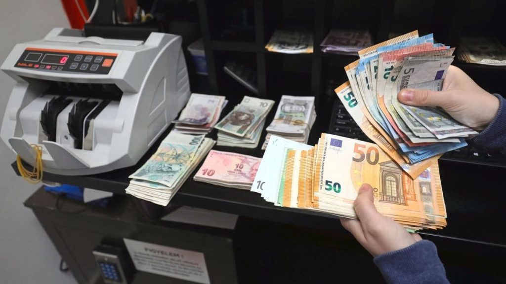 Nem euróroham van: török lírát és dollárt keresnek a magyarok