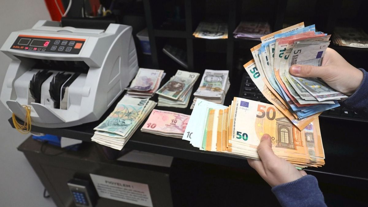 Nem euróroham van: török lírát és dollárt keresnek a magyarok