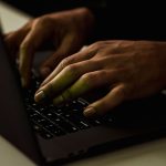 Kivégzéssel fenyegetett online egy debreceni férfi Pécsen: vádat