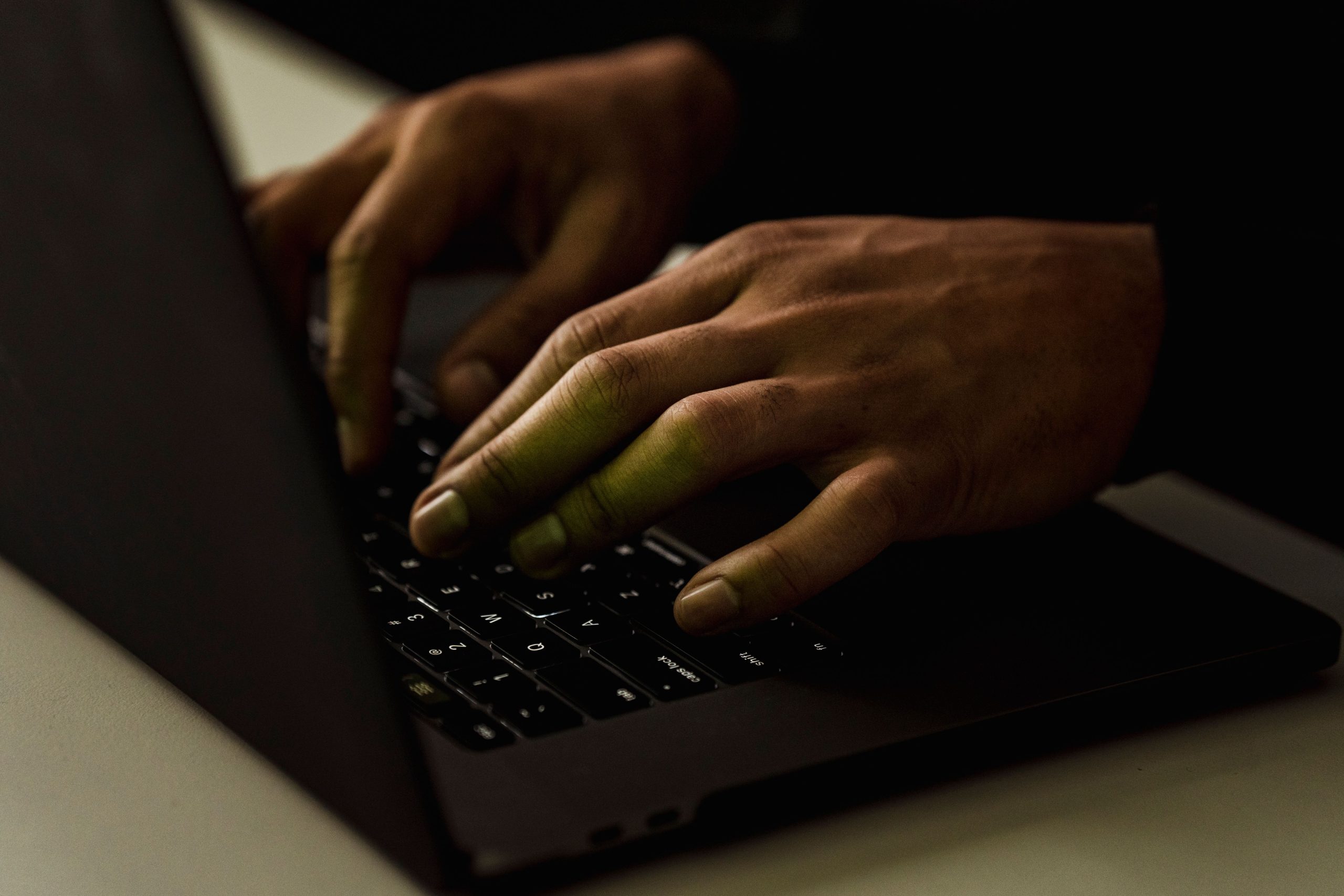 Kivégzéssel fenyegetett online egy debreceni férfi Pécsen: vádat
