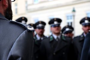 Rendőri elismerések Baranyában: jutalmak és előléptetések