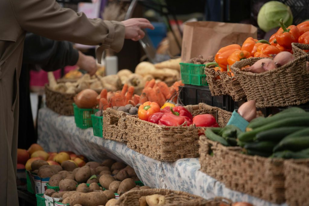 Termelői piac zöldség kosár reggel