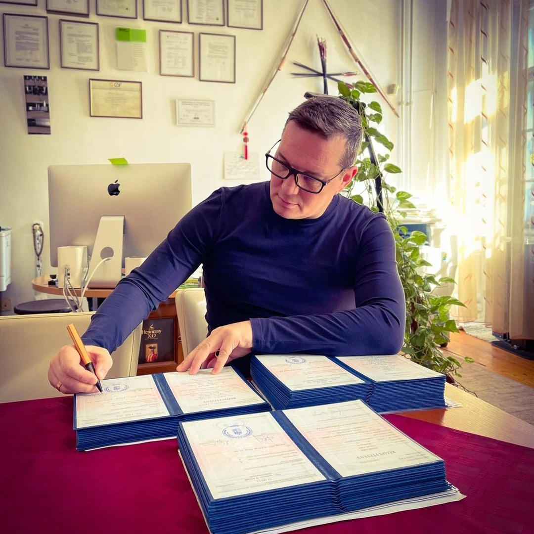 Fülöp Henrik intézményvezető bizonyítványokat ír alá a MODELLO Képzési Intézet irodájában
