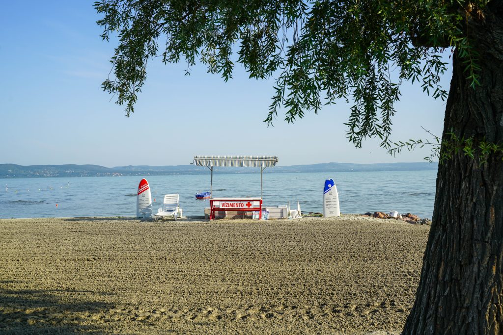 Fürdési tilalom a Helikon Strandon: rossz vízminőség Keszthelyen
